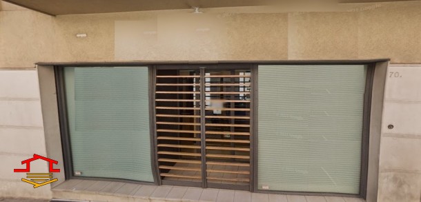 Locale commerciale in affitto Via R. Settimo n. 70, Vittoria (RG)
